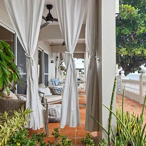 Tres Sirenas Bed & Breakfast